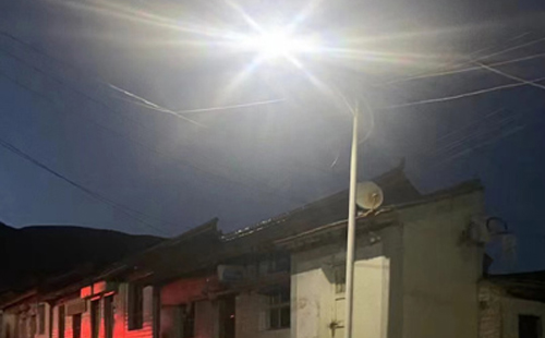 农村院子里最适合的新源太阳能路灯亮度与安装要点